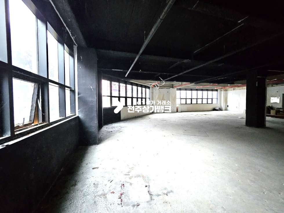 전북 전주완산구 삼천동1가 삼천동 최고상권 도로 2층 코너//3면 노출 월세 매물번호 13510 사진 3
