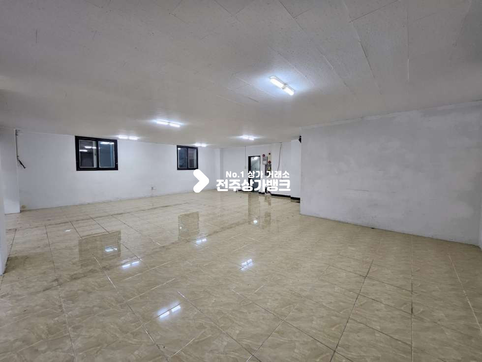 전북 전주완산구 효자동3가 A 홍산초 인근 도로변1층/상태 깨끗/내부화장실/바닥시설 양호 월세 매물번호 13401 사진 2