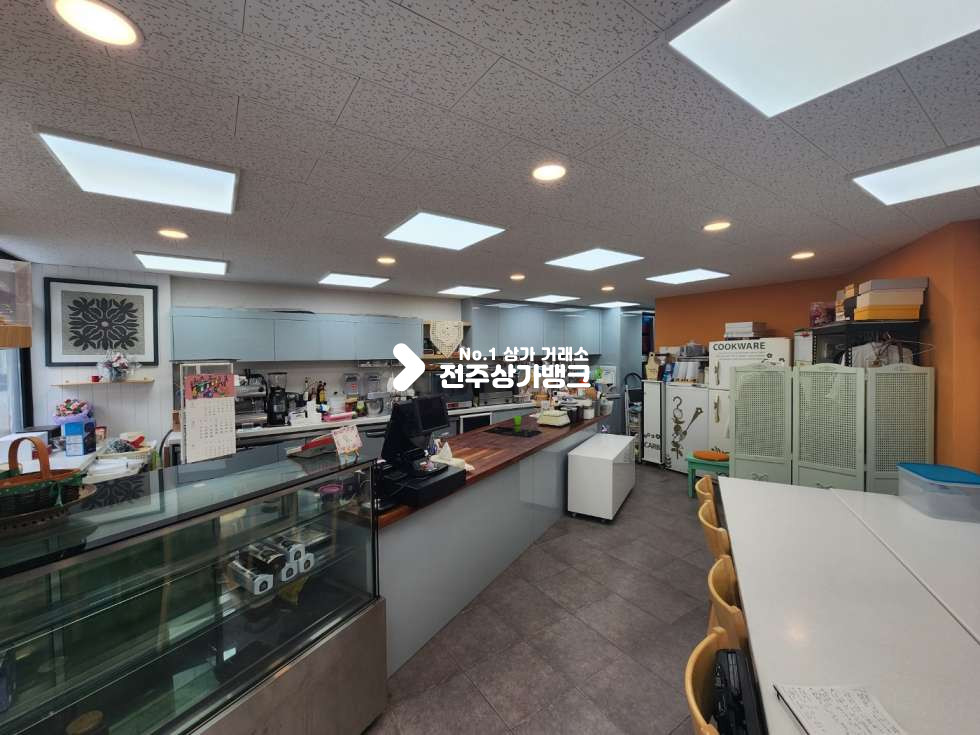 전북 전주완산구 평화동2가 유동인구 많고 아파트 상권의 평화동2가 까페 상가 협의입주 가능합니다. 월세 매물번호 12676 사진 1
