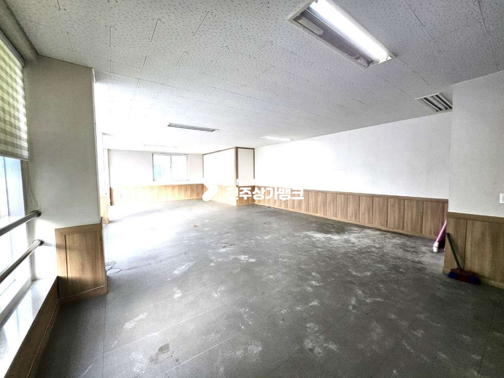 전북 전주완산구 중화산동2가 대로변 채광 좋은 2층 깔끔한 사무실 추천합니다. 월세 매물번호 13627 사진 5