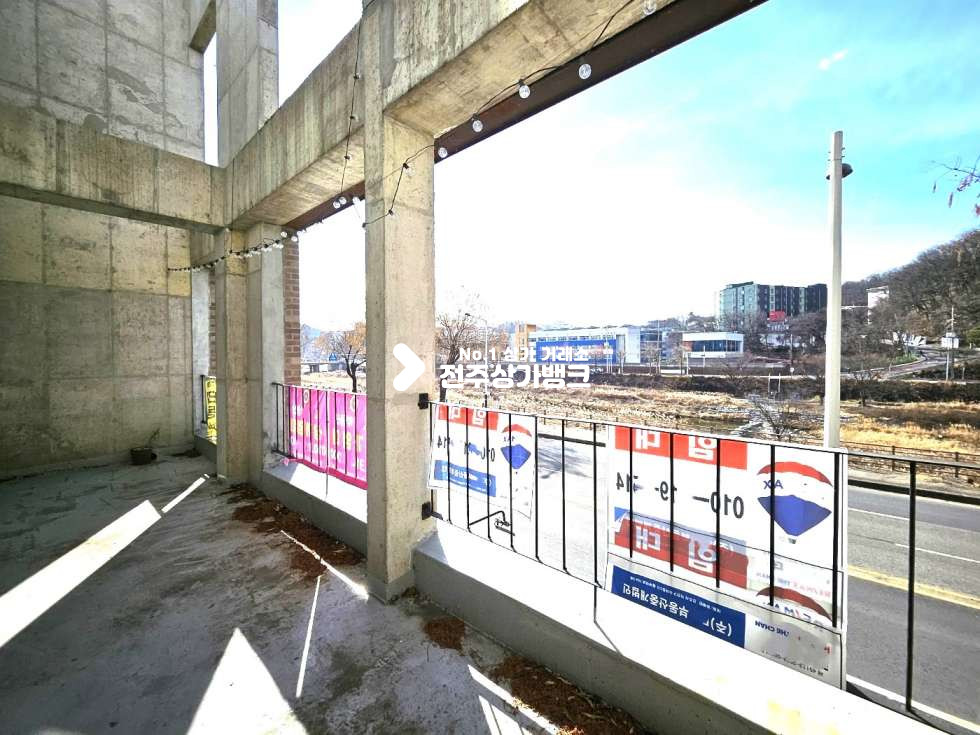 전북 전주완산구 다가동4가 천변 조망되는 아담한 신축 2층//테라스 추가공간 월세 매물번호 13610 사진 5