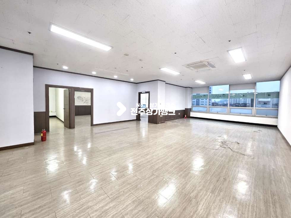 전북 전주완산구 효자동2가 신시가지 룸8개 방마다 에어컨 설치된 대형 사무실 월세 매물번호 13556 사진 2