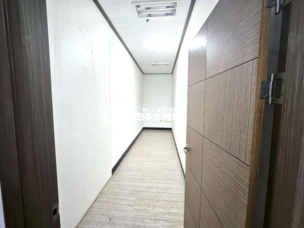 전북 전주완산구 효자동2가 신시가지 룸8개 방마다 에어컨 설치된 대형 사무실 월세 매물번호 13556 사진 7