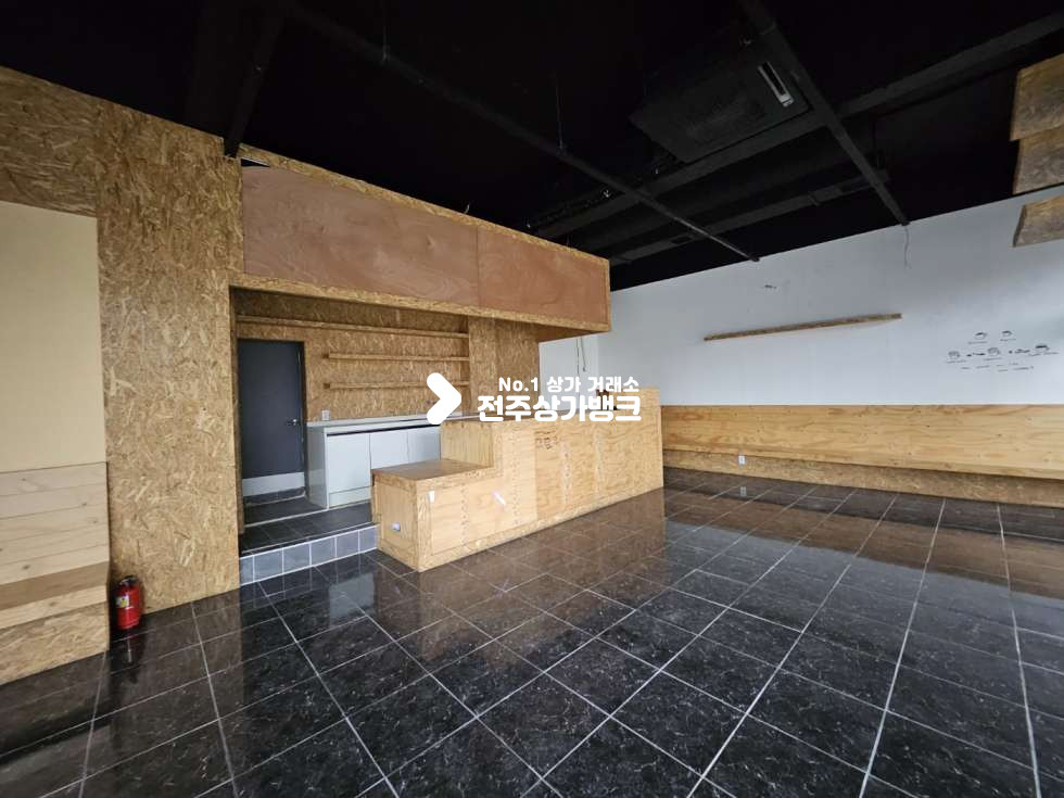 전북 전주덕진구 우아동3가 무권리금//인테리어//에어컨//어닝3개//폴딩도어//테라스//대로변코너 월세 매물번호 13462 사진 3