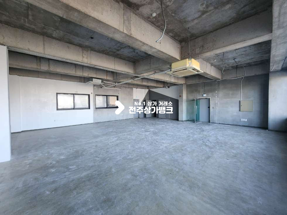 전북 전주완산구 효자동3가 효자동3가 40평형 넒은 매물 완벽 철거 되어 자유업종 가능 즉시입주 가능합니다. 월세 매물번호 13707 사진 3
