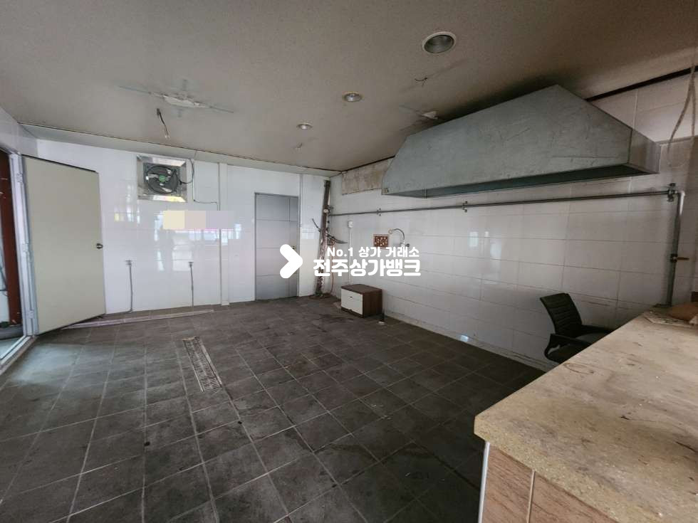 전북 전주덕진구 덕진동2가 덕진동 대로변에 위치한 52평형 대형 상가 광고효과 매우 좋아 전시장 , 식당 강력추천 즉시입주가능합니다. 월세 매물번호 13721 사진 8