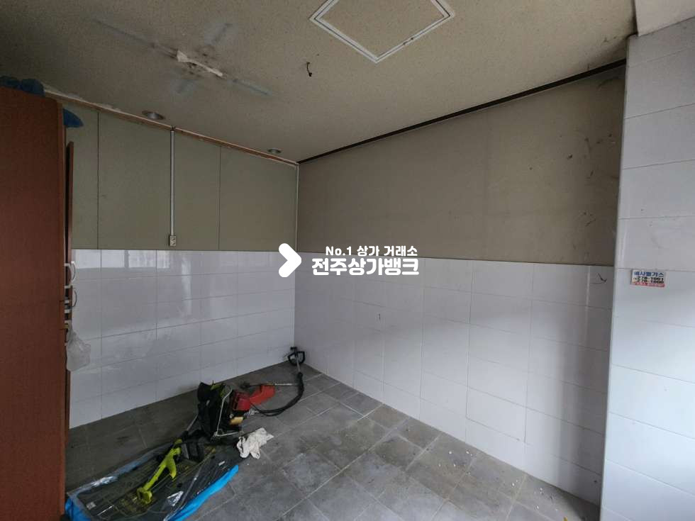 전북 전주덕진구 덕진동2가 덕진동 대로변에 위치한 52평형 대형 상가 광고효과 매우 좋아 전시장 , 식당 강력추천 즉시입주가능합니다. 월세 매물번호 13721 사진 10