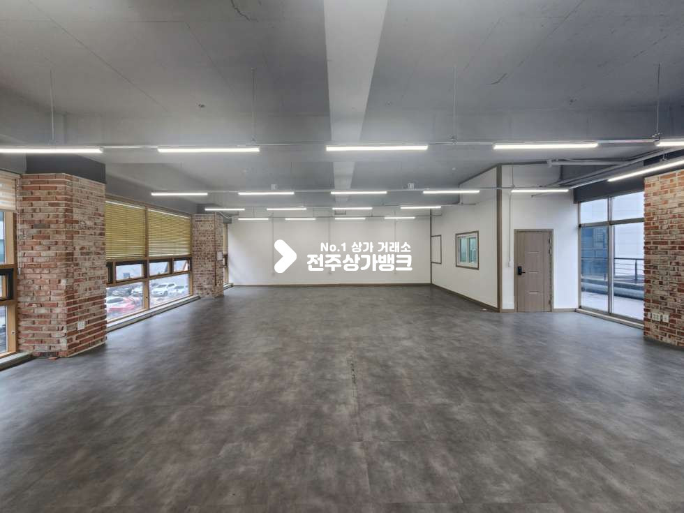 전북 전주완산구 효자동3가 효자동 35평형 천정,바닥 완비된 사무실 상가 임대 넒은 테라스 있어 사용감좋음 즉시입주가능 월세 매물번호 13724 사진 2