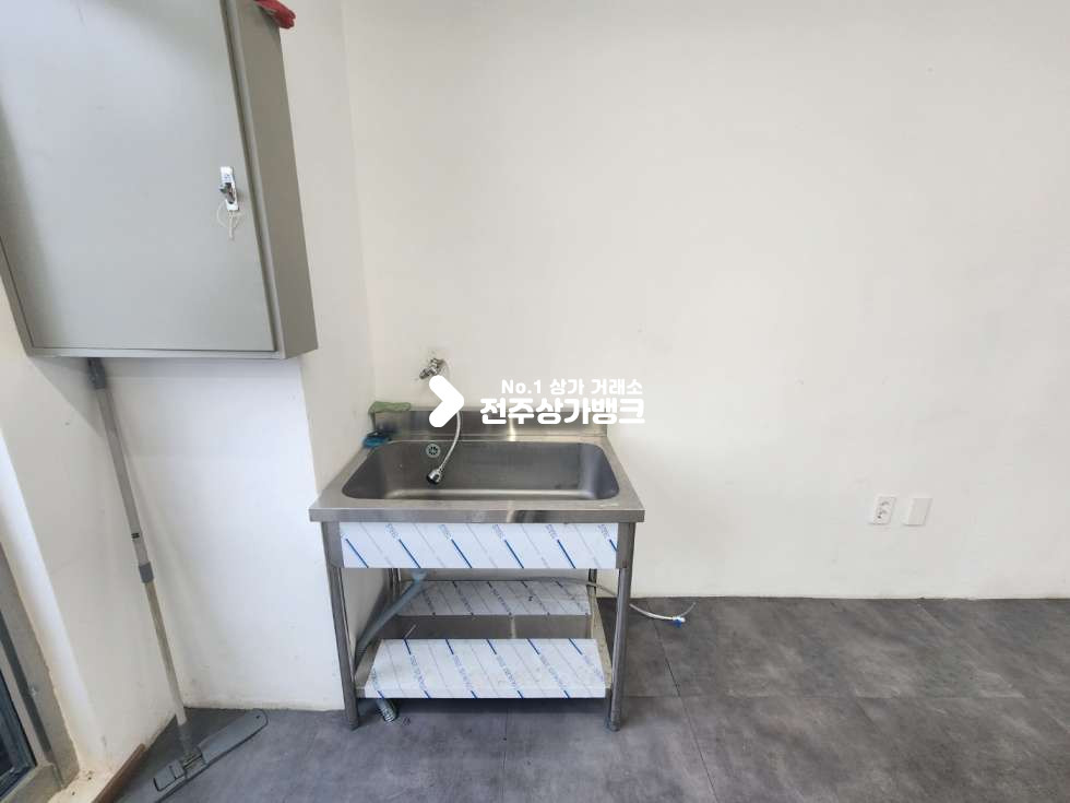 전북 전주완산구 효자동3가 효자동 35평형 천정,바닥 완비된 사무실 상가 임대 넒은 테라스 있어 사용감좋음 즉시입주가능 월세 매물번호 13724 사진 8