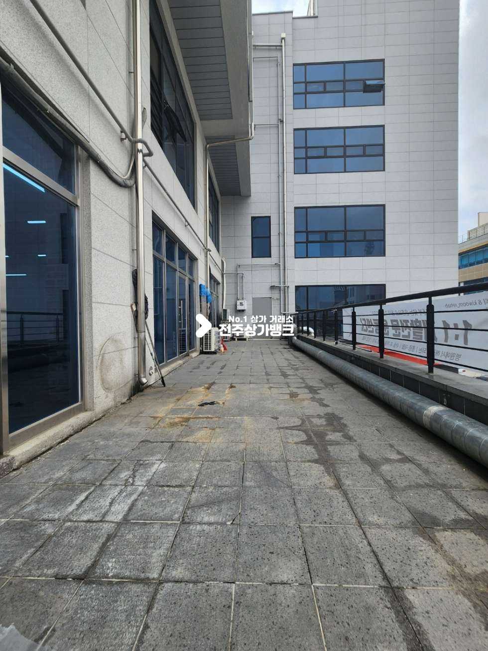 전북 전주완산구 효자동3가 효자동 35평형 천정,바닥 완비된 사무실 상가 임대 넒은 테라스 있어 사용감좋음 즉시입주가능 월세 매물번호 13724 사진 9