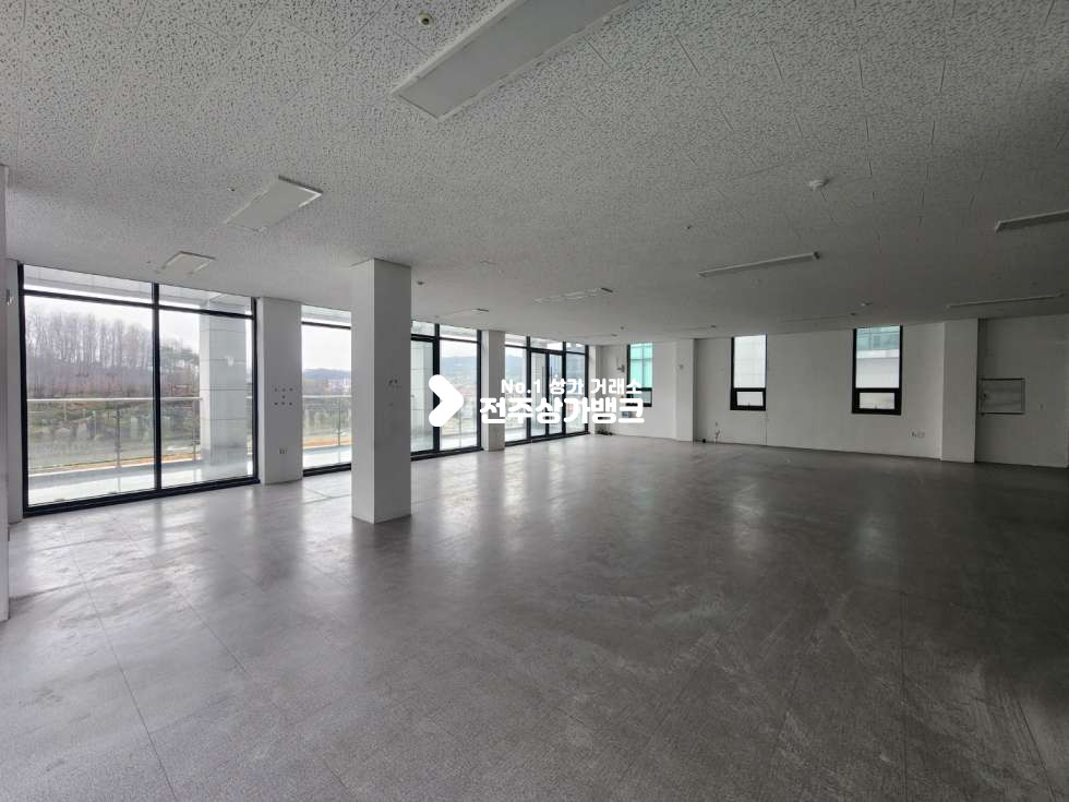 전북 전주완산구 효자동2가 효자동2가 통창으로 된 60평형 넒은 사무실임대 내부컨디션 최상 월세 매물번호 13830 사진 1