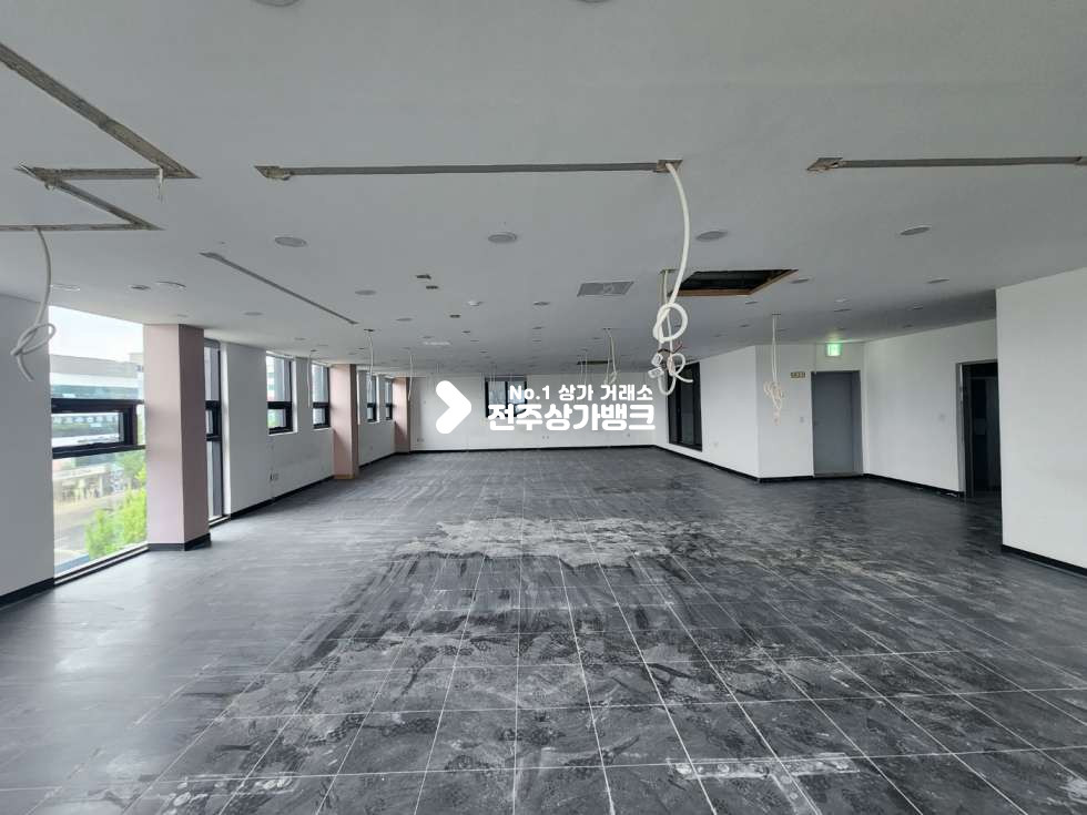 전북 전주완산구 중화산동2가 중화산동2가 넒은 대로변의 대형 사무실 상가 통창으로 광고효과 좋음 즉시입주가능 월세 매물번호 13875 사진 2
