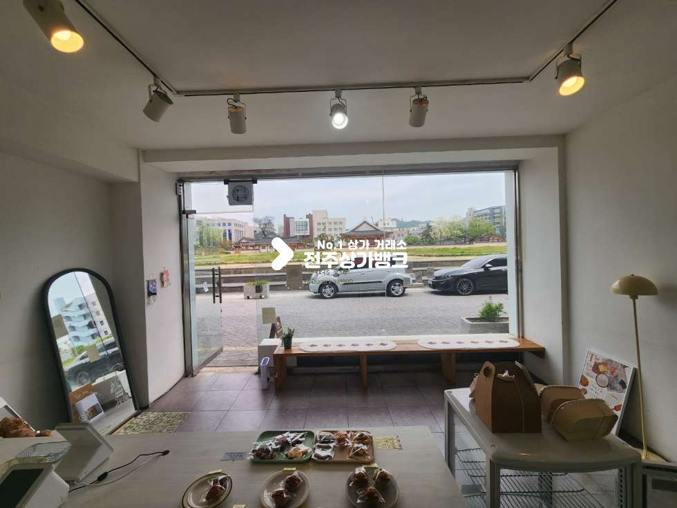전북 전주완산구 중앙동4가 전라감영이 한눈에 보이는 쿠키공방 ! 유동인구 많은곳 저렴한 권리금으로 인수가능 월세 매물번호 13943 사진 1