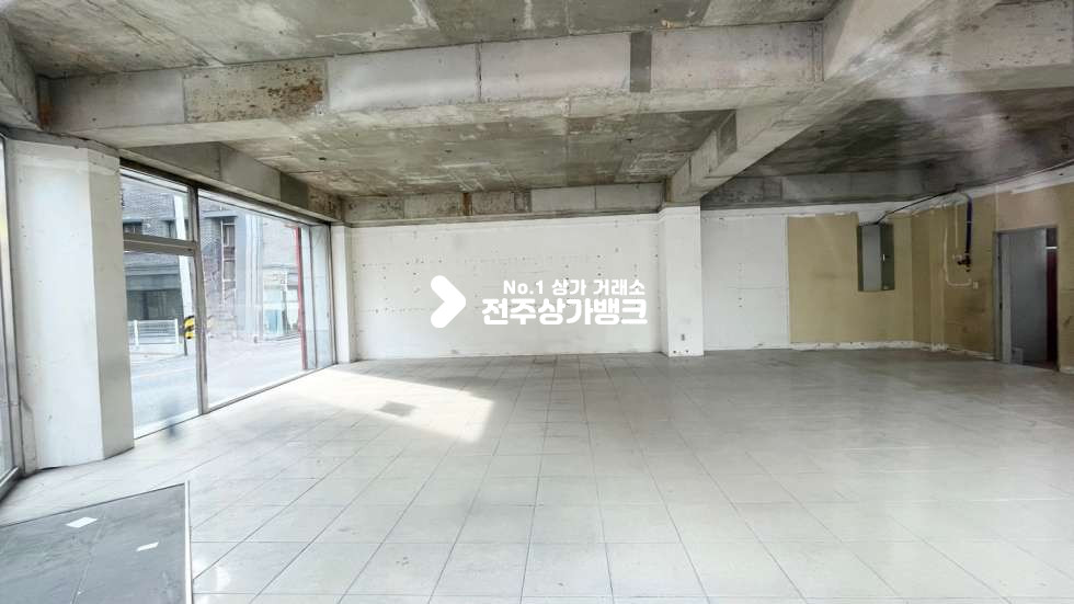 전북 전주완산구 평화동1가 ★대로변 모서리 위치 1층★네일,카페 ,무인가게★자유업종추천★ 월세 매물번호 12034 사진 1