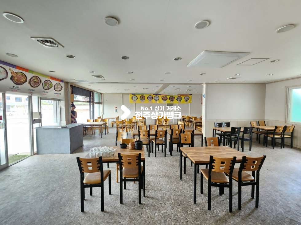 전북 전주완산구 삼천동2가 삼천동 대로변의 넒은주차장보유 약 45평형의 넒은 음식점 무권리금상가 즉시입주 가능합니다. 월세 매물번호 14245 사진 2