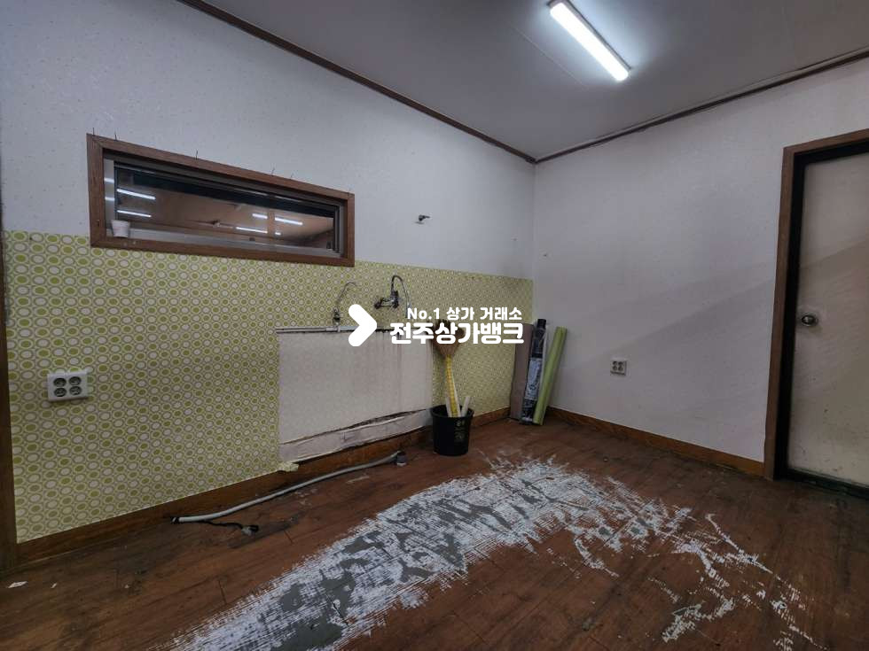 전북 전주완산구 서신동 서신동 대로변에 위치한 주차장있는 1층 단독건물 음식점 상가 즉시입주 가능합니다. 월세 매물번호 14271 사진 7