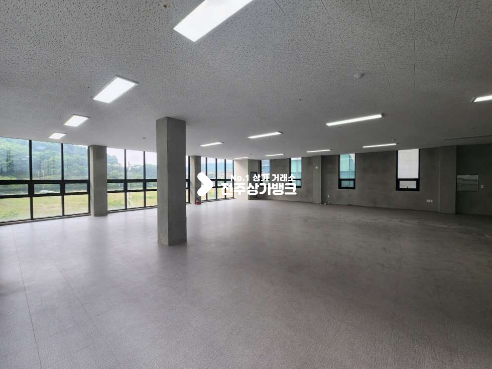 전북 전주완산구 효자동2가 효자동2가 롯데마트 인근 넒은 사무실 통창으로 분할가능(2000/100) 광고효과 좋은곳 월세 매물번호 14274 사진 1