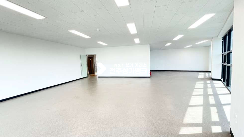 전북 전주완산구 중노송동 ★대로변 모서리 위치★단독층★통유리상가★인터넷쇼핑몰, 사무실, 요리세미나실★적극추천~~ 월세 매물번호 14296 사진 2