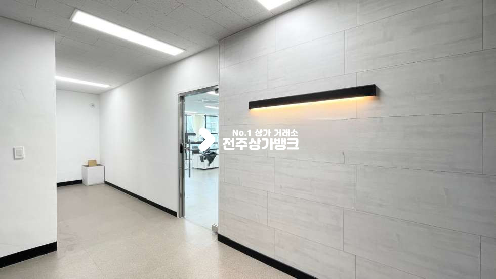전북 전주완산구 중노송동 ★대로변 모서리 위치★단독층★통유리상가★인터넷쇼핑몰, 사무실, 요리세미나실★적극추천~~ 월세 매물번호 14298 사진 24