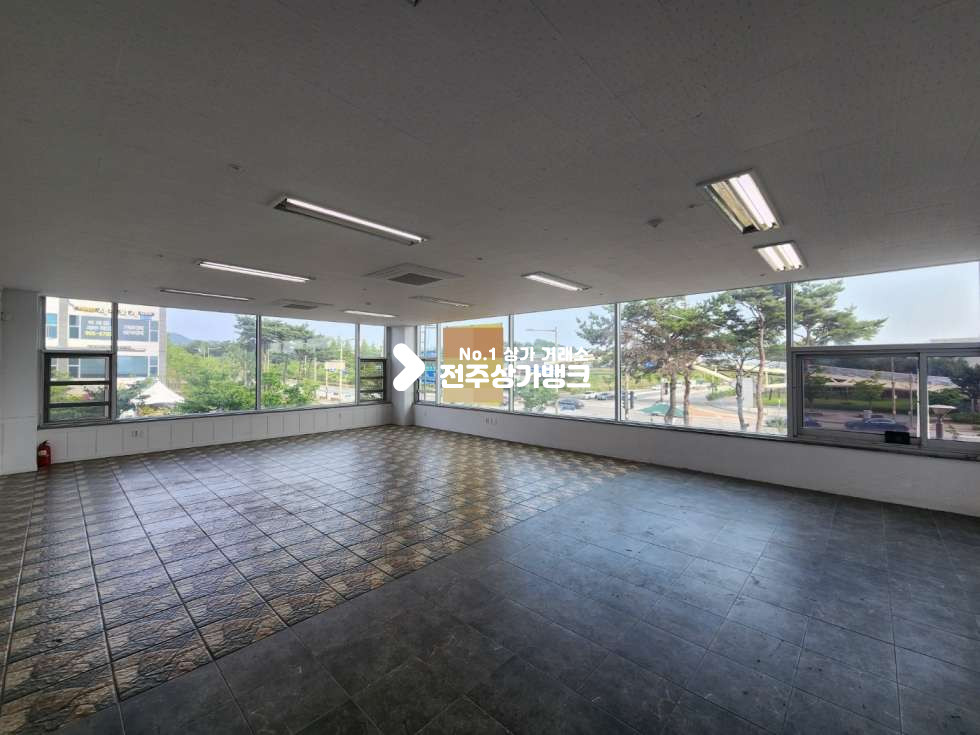전북 완주군 이서면 갈산리 이서면 혁신동 사거리 27평의 개방감이 끝내주는 사무실 임대 즉시입주 가능합니다. 월세 매물번호 14309 사진 2