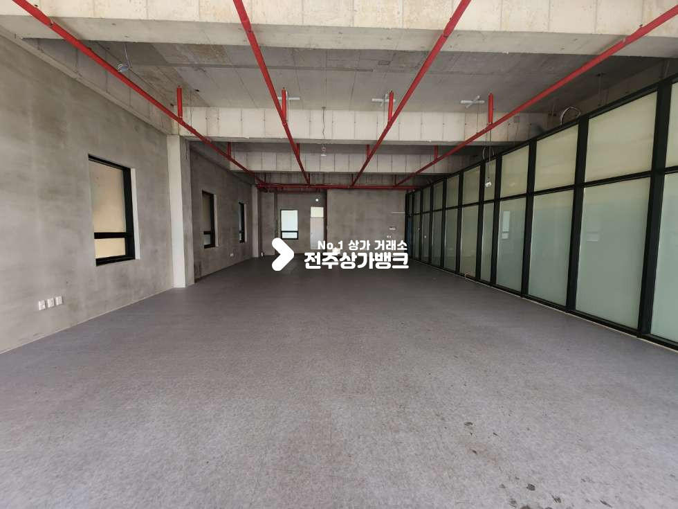 전북 전주완산구 효자동2가 효자동2가 1층 롯데마트 인근 상가 전용 약 60평 까페 , 옷가계등으로 강력 추천 !! 즉시입주 가능합니다. 월세 매물번호 14320 사진 2