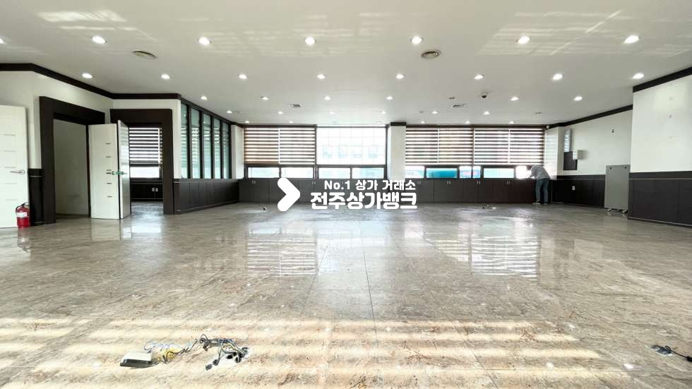 전북 전주완산구 서신동 ✨서신동✨ 대로변 ✨대형 사무실 임대 70평형✨ 저렴한 가격✨ 룸,대표님실 ✨화장실까지 ~즉시입주 가능합니다. 월세 매물번호 14327 사진 7