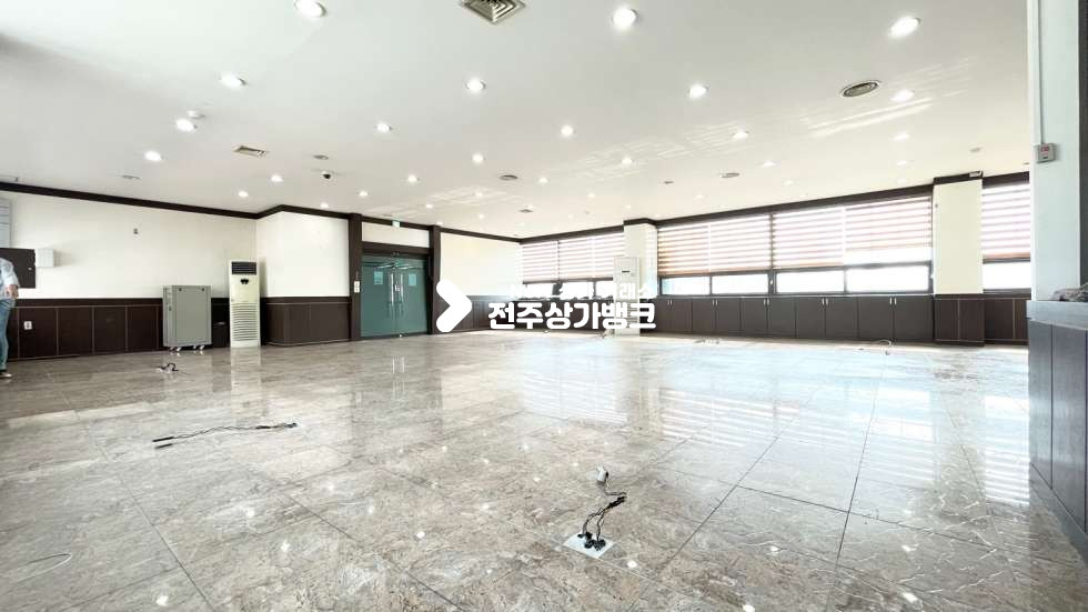 전북 전주완산구 서신동 ✨서신동✨ 대로변 ✨대형 사무실 임대 70평형✨ 저렴한 가격✨ 룸,대표님실 ✨화장실까지 ~즉시입주 가능합니다. 월세 매물번호 14327 사진 2