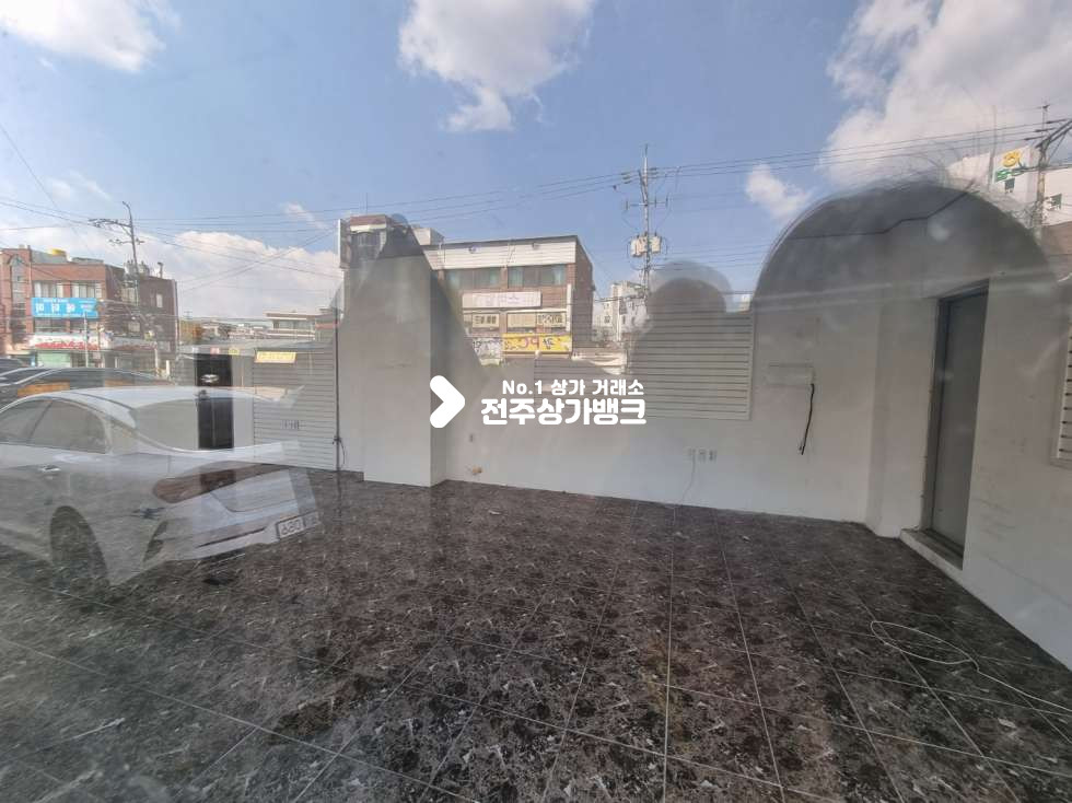 전북 전주덕진구 진북동 진북동 도로변 폴딩도어 설치 되어 있는 상가. 월세 매물번호 14479 사진 2