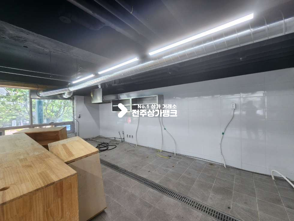 전북 전주완산구 효자동3가 신시가지내 주차 시설 완벽 2층 80평형 넒은 상가 가격절충가능 1,2층 사용가능 즉시입주가능 월세 매물번호 14876 사진 9