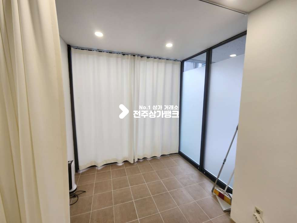 전북 전주완산구 효자동3가 JY 효자동3가 내부 인테리어 잘되어있으며 권리금 협의 가능 협의입주 가능합니다. 월세 매물번호 13382 사진 7