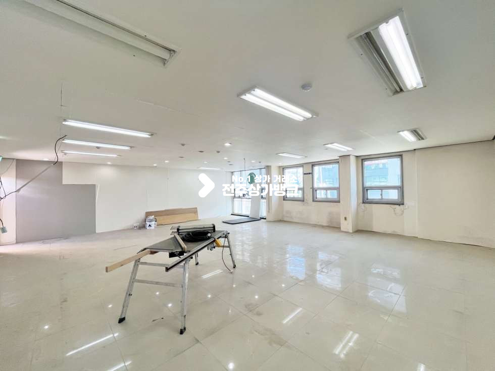 전북 전주완산구 서신동 ●서신중학교 인근 3층 33평 사무실 추천● 월세 매물번호 15026 사진 1