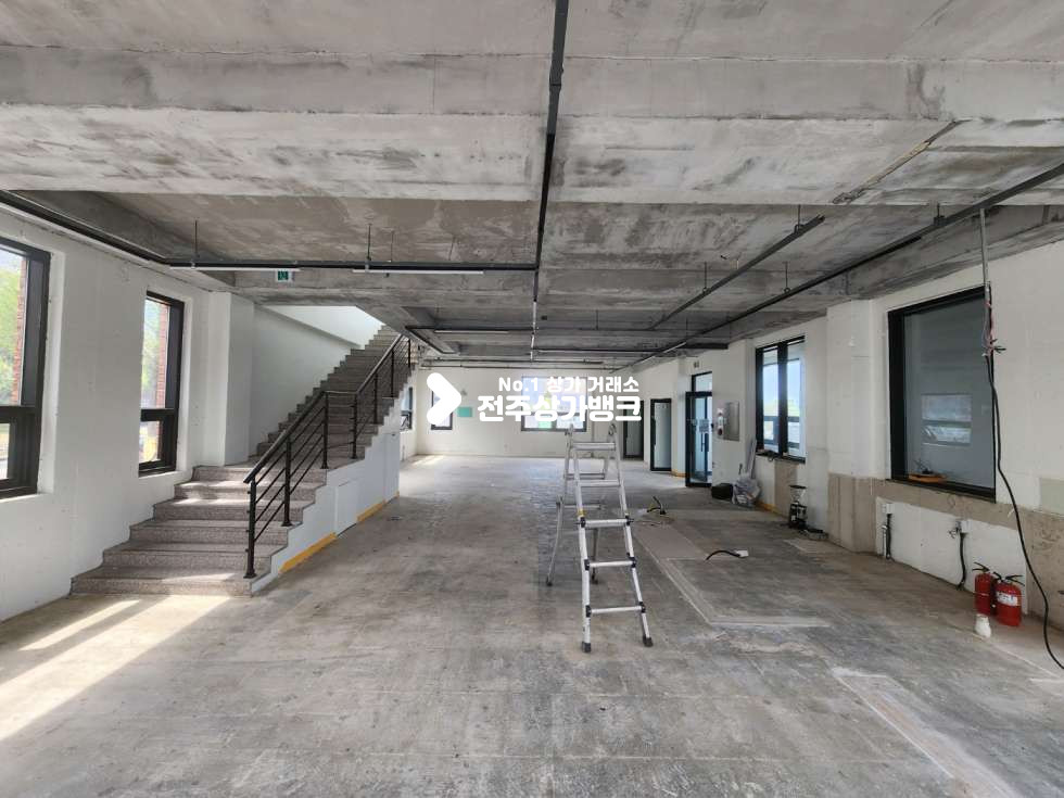 전북 전주완산구 다가동4가 객리단길 천변이 보이는 1층같은2층 매물 ,옥탑 사용 가능 월세 매물번호 13864 사진 2