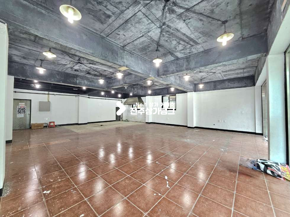 전북 전주완산구 효자동3가 서곡 도로변 노출 잘되는 1층 40평//천정높음 월세 매물번호 15589 사진 2