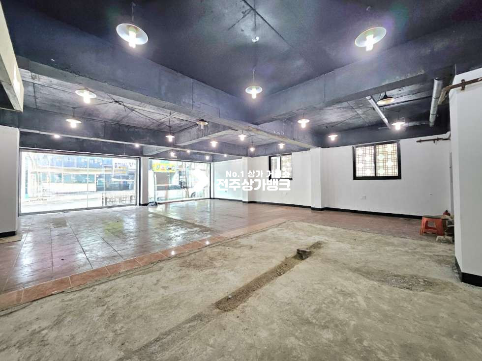 전북 전주완산구 효자동3가 서곡 도로변 노출 잘되는 1층 40평//천정높음 월세 매물번호 15589 사진 4