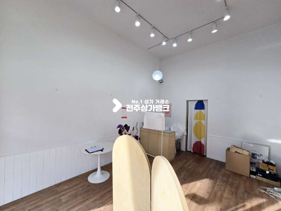 전북 전주완산구 효자동3가 서곡 대로변 인테리어 잘된 무권리 상가임대 내부 룸시설 되어있음 속눈썹,네일등 미용강력추천 월세 매물번호 15656 사진 2