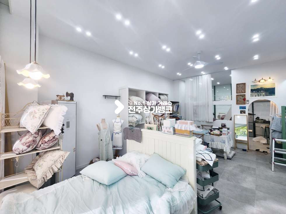 전북 전주완산구 효자동2가 내부 천정,바닥 깔끔한 인테리어 권리금협의가능 미용업종,판매점 강력추천 월세 매물번호 15257 사진 1