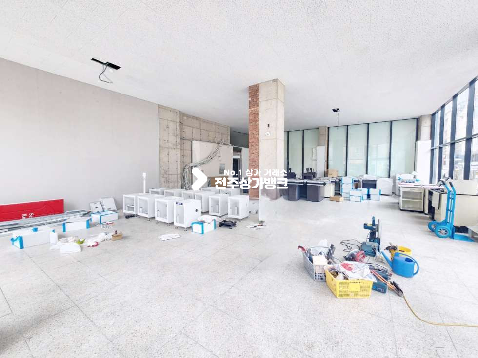 전북 전주완산구 효자동3가 문학초부근 층고높으며 60평형 넒은 1층상가 대형까페,서비스판매점 강력추천 월세 매물번호 14101 사진 1