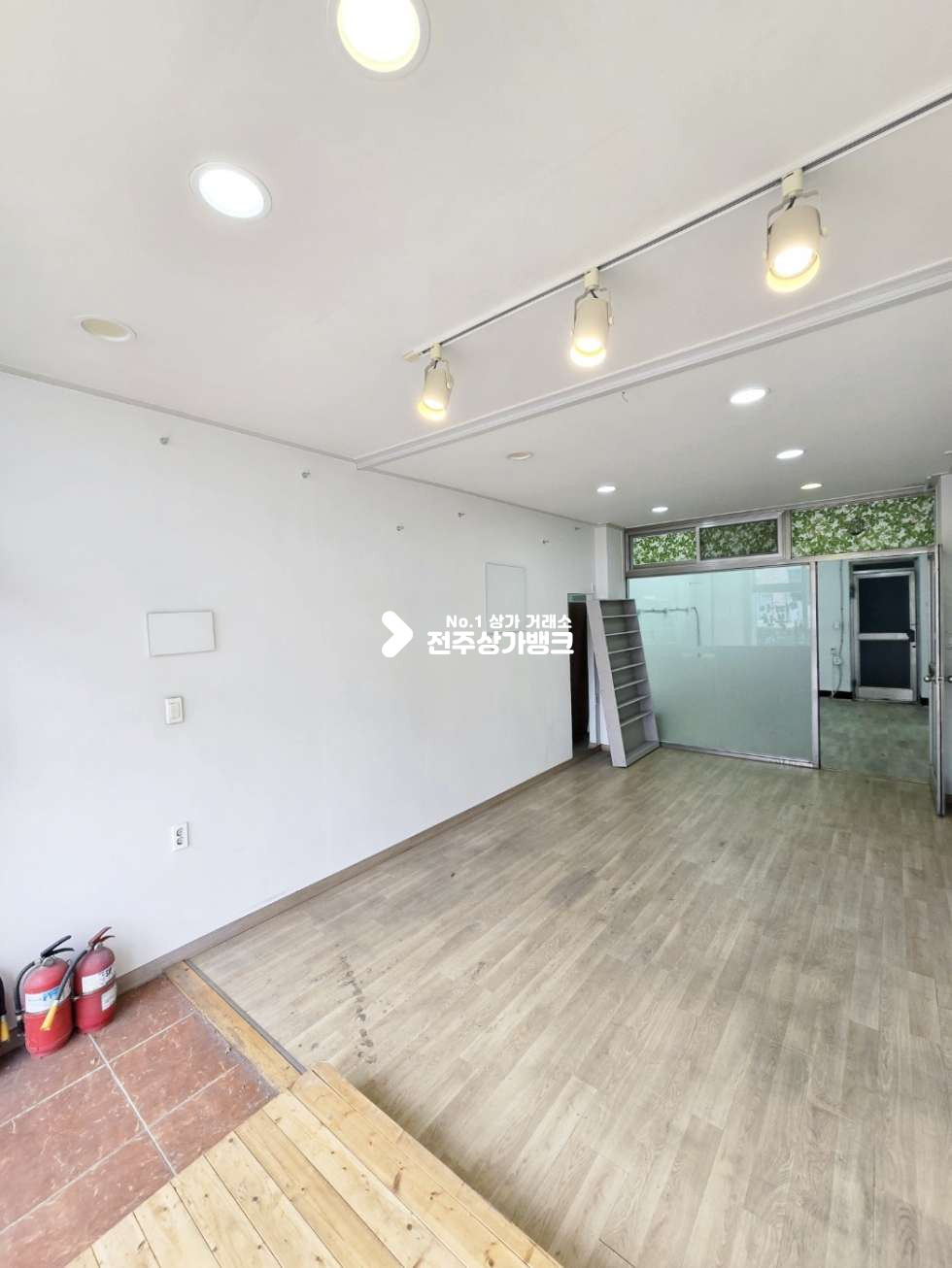 전북 전주덕진구 덕진동2가 덕진동 대로변 광고효과 정말좋은 1층상가 임대 화장실 리모델링됨 ! 즉시입주가능 월세 매물번호 15719 사진 2
