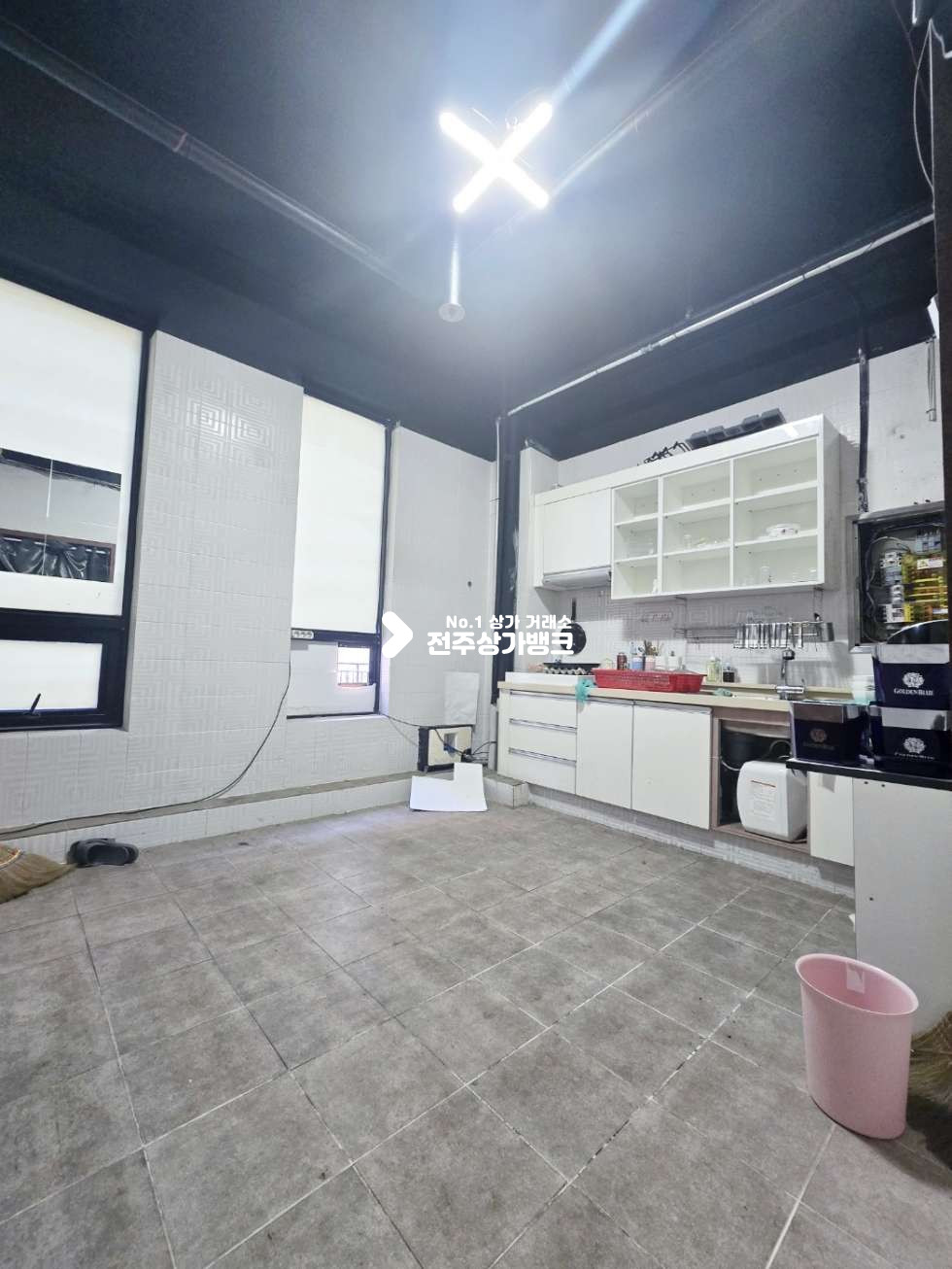 전북 전주완산구 효자동2가 신시가지 무권리금 바 내부인테리어 좋음 즉시사용 가능 ! 월세 매물번호 15851 사진 11