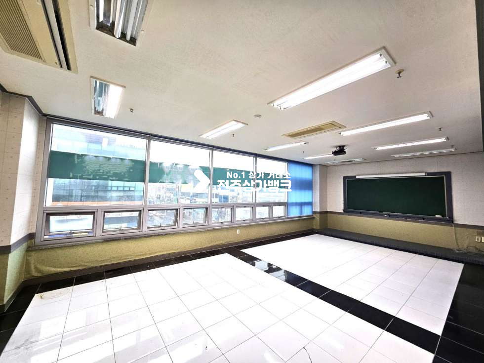 전북 전주완산구 중화산동2가 고급학원시설//룸7개//각룸 냉난방기.칠판//프로젝터//테라스 월세 매물번호 13619 사진 4