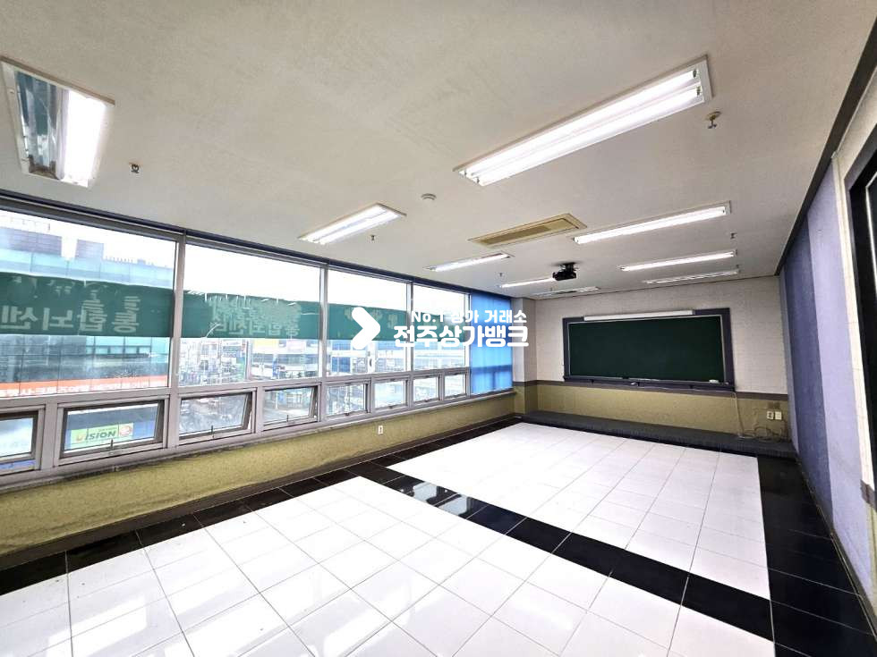 전북 전주완산구 중화산동2가 고급학원시설//룸7개//각룸 냉난방기.칠판//프로젝터//테라스 월세 매물번호 13619 사진 5