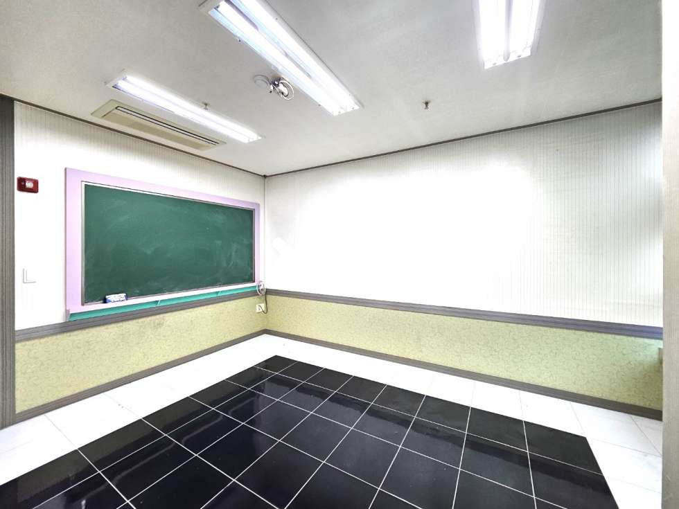 전북 전주완산구 중화산동2가 고급학원시설//룸7개//각룸 냉난방기.칠판//프로젝터//테라스 월세 매물번호 13619 사진 8