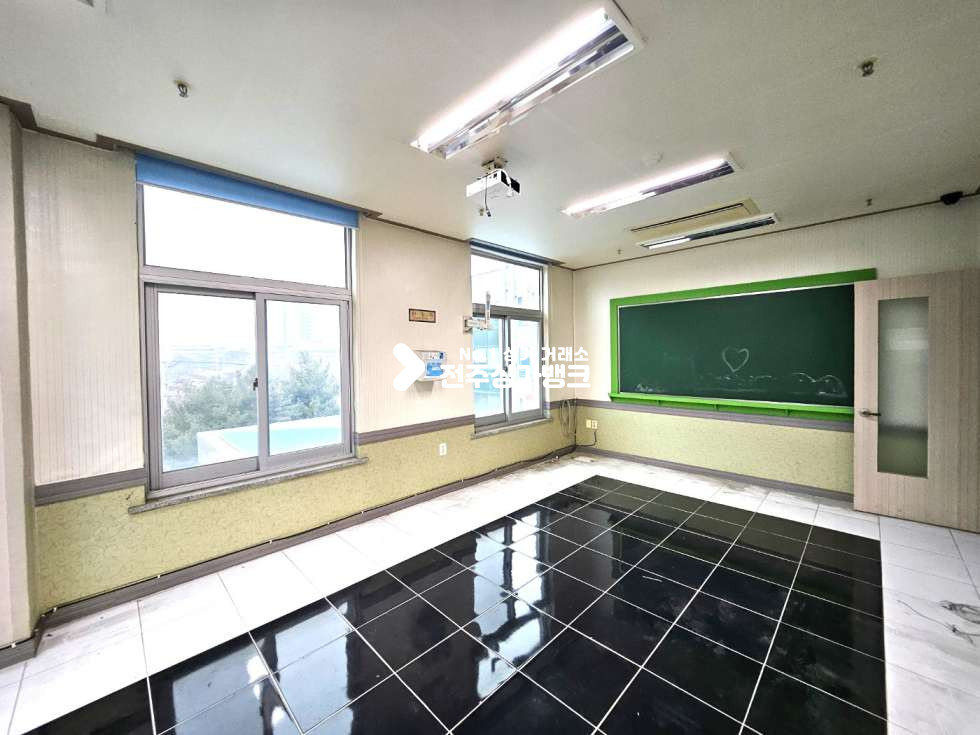 전북 전주완산구 중화산동2가 고급학원시설//룸7개//각룸 냉난방기.칠판//프로젝터//테라스 월세 매물번호 13619 사진 13