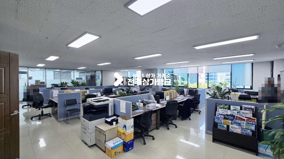 전북 전주완산구 효자동2가 면적 80평 , 실면적 68평 내부 회의실,대표,부대표실등 대형사무실 에어컨옵션 협의입주가능 ! 월세 매물번호 15971 사진 3