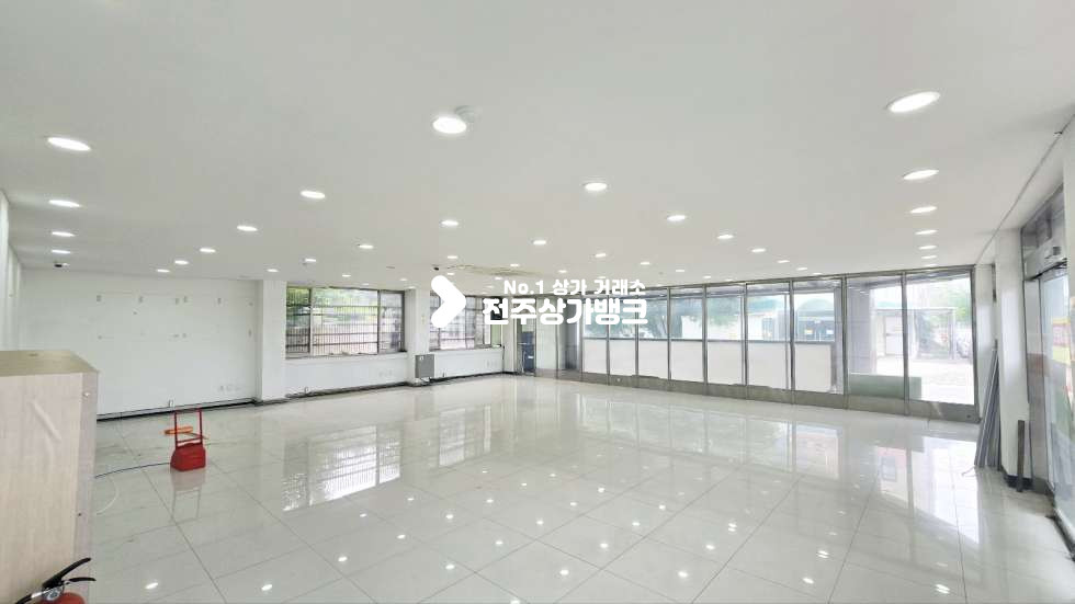 전북 전주완산구 서신동 한일고 부근 전용주차장까지 있는 1층상가 , 재가복지 , 판매시설등 강력추천 ! 월세 매물번호 16022 사진 1