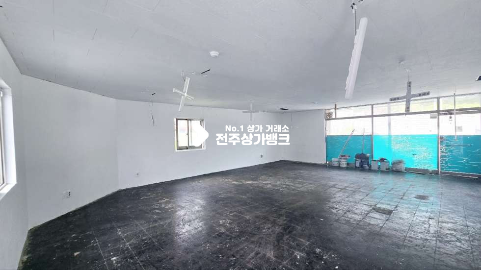 전북 전주완산구 삼천동1가 삼천동1가 15평형 저렴한상가 주차좋음 ! 내부 바닥 건물주님이 공사예정 ! 월세 매물번호 16168 사진 2