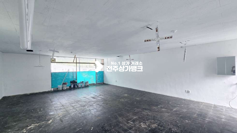 전북 전주완산구 삼천동1가 삼천동1가 15평형 저렴한상가 주차좋음 ! 내부 바닥 건물주님이 공사예정 ! 월세 매물번호 16168 사진 3