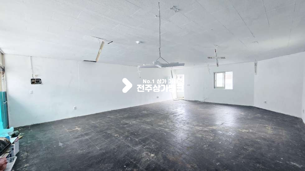 전북 전주완산구 삼천동1가 삼천동1가 15평형 저렴한상가 주차좋음 ! 내부 바닥 건물주님이 공사예정 ! 월세 매물번호 16168 사진 4