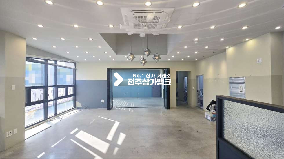 전북 전주완산구 효자동2가 효자동 신시가지 내부 깔끔인테리어 에어컨7대 설치 룸분리 무권리금 즉시입주가능 ! 월세 매물번호 16483 사진 2