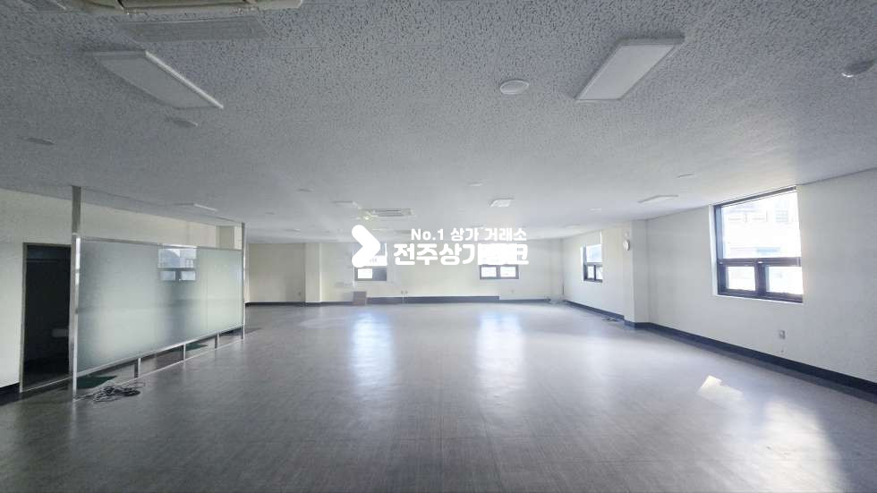 전북 전주완산구 효자동3가 효자동3가 대형사무실 내부 깔끔,룸분리 되어있음 즉시입주가능 월세 매물번호 16484 사진 2